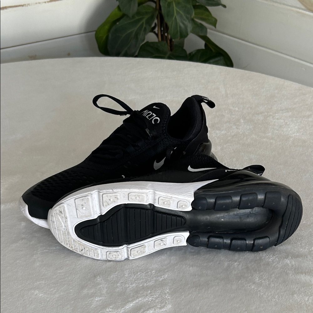Nike Air Max 270 Women’s Size 10 Black and White Sneakers. Excellent Condition - Picture 9 of 10